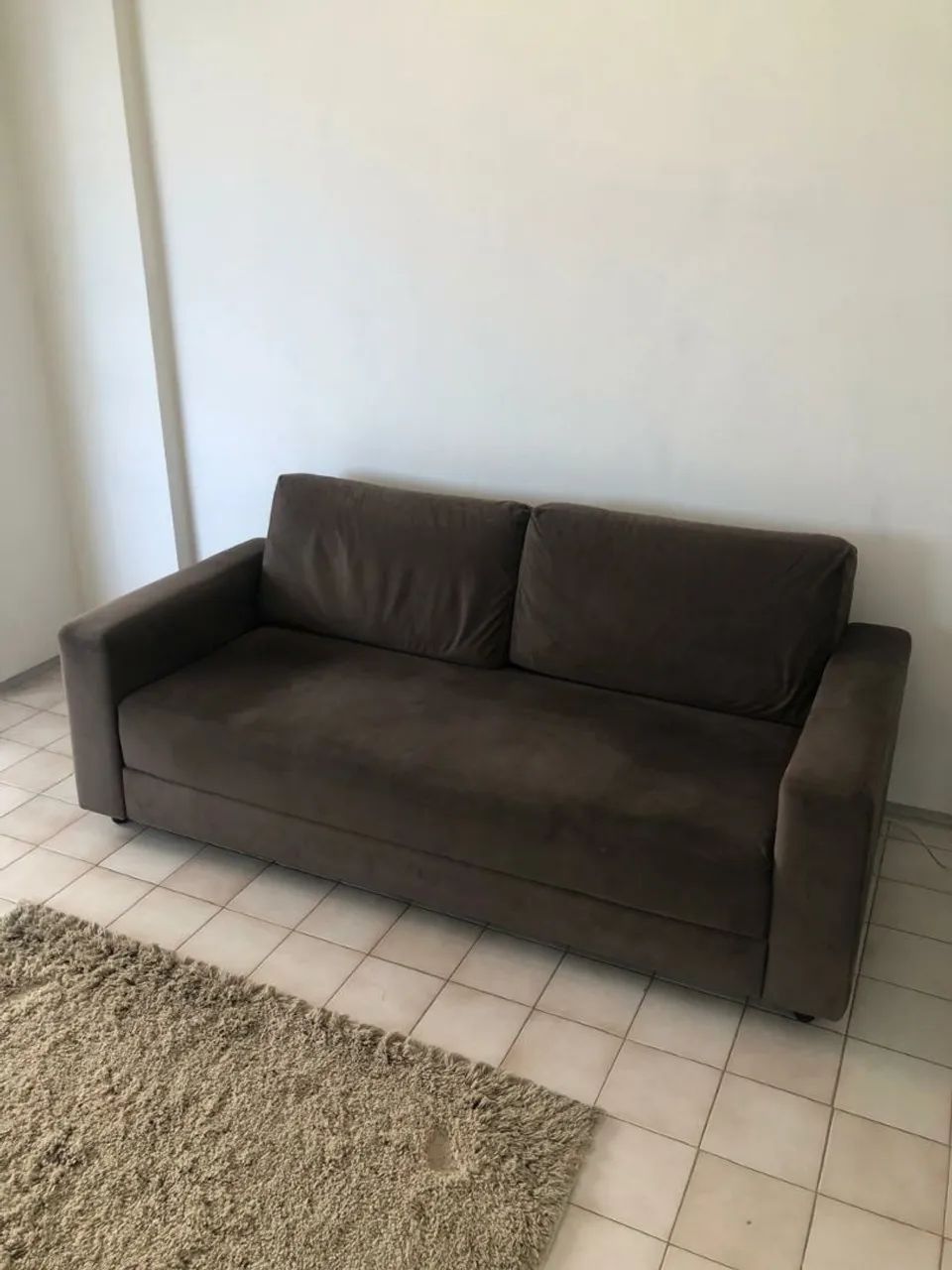 Confortável Sofá 3 Lugares Suede na cor Marrom. - Foto 4