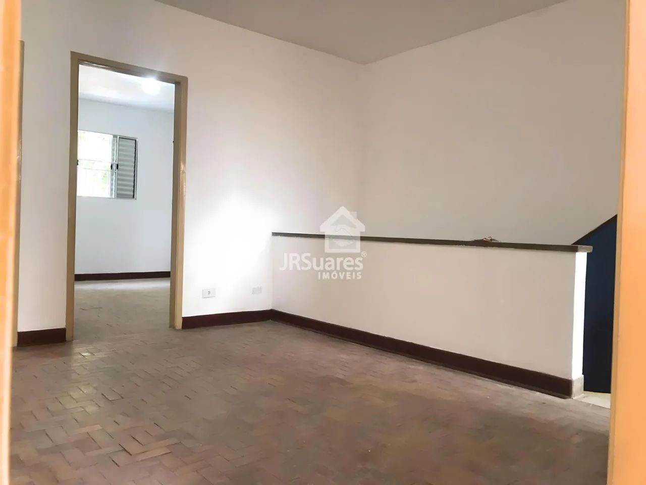 CASA SOBRELOJA 100M² C/ 3 QUARTOS E QUINTAL
