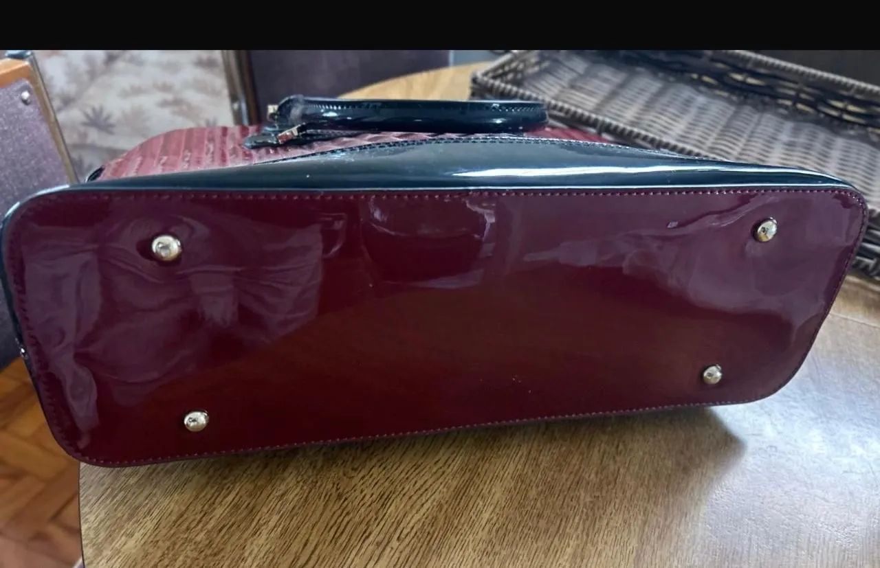 Bolsa tipo maleta grande em verniz - Foto 3