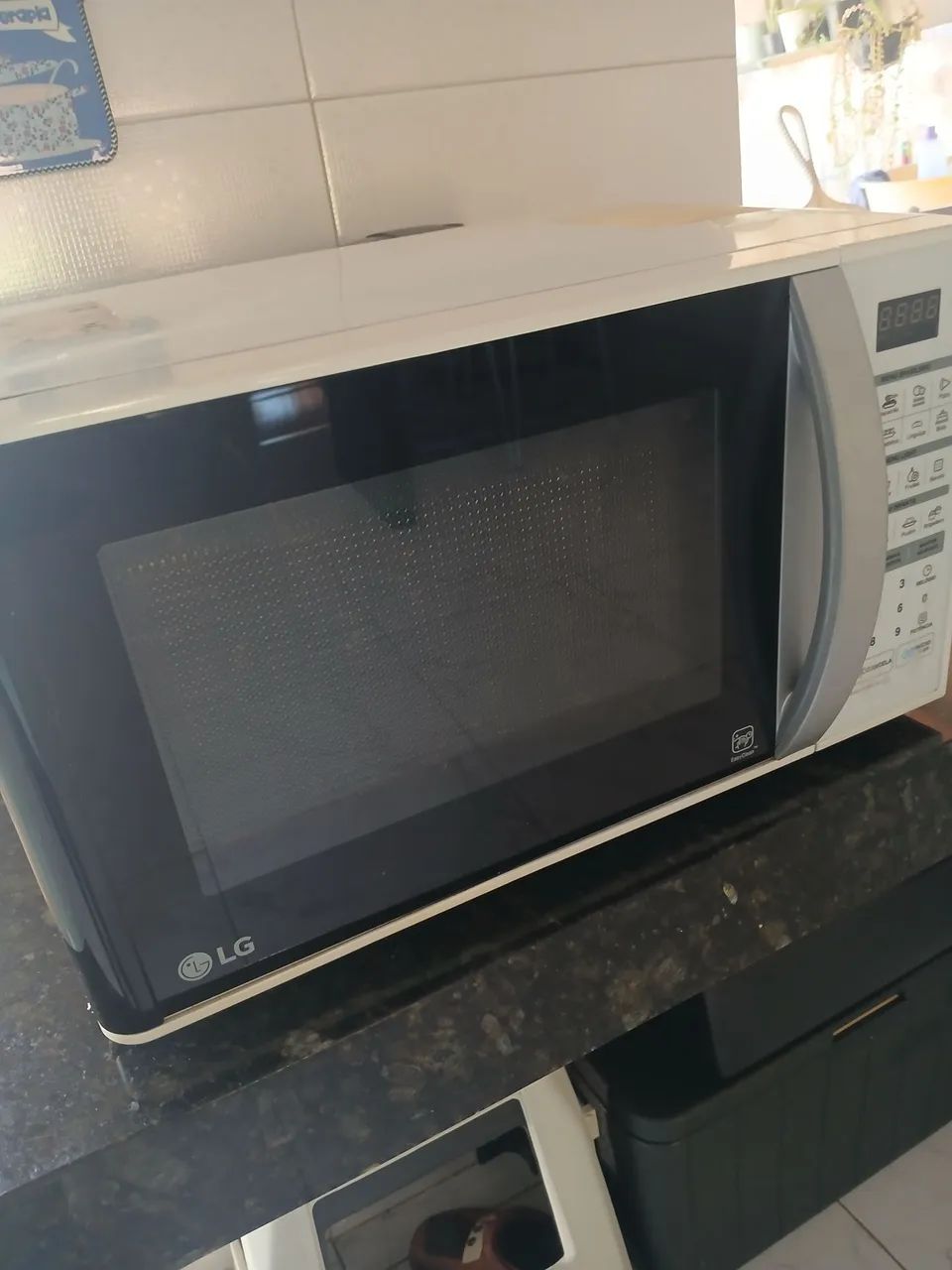Vendo micro-ondas semi novo c defeito - Foto 2