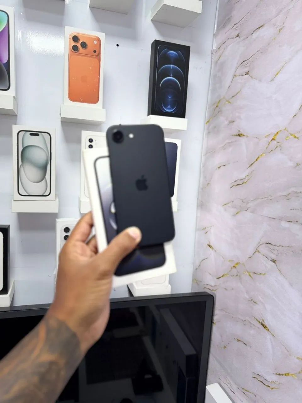 IPHONE 16e 256GB MUITO LINDO<br>R$ 3.499,00 - Foto 2