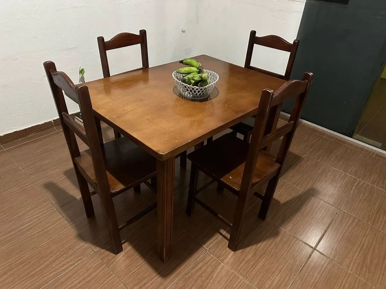 Mesa de madeira com 4 cadeiras  - Foto 2