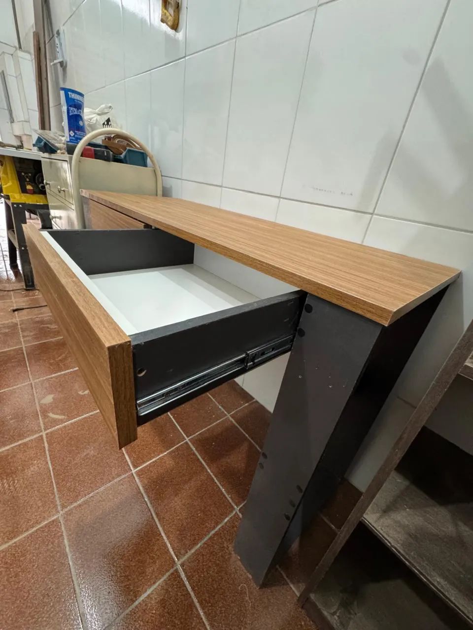 Mesa escrivaninha 2 gavetas  - Foto 3