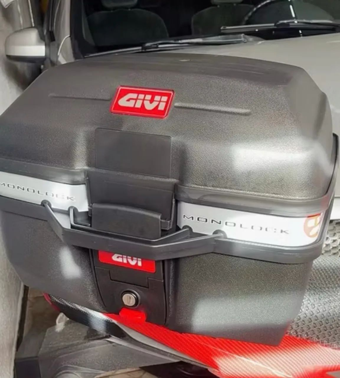 Baú de 160 GIVI na caixa 
