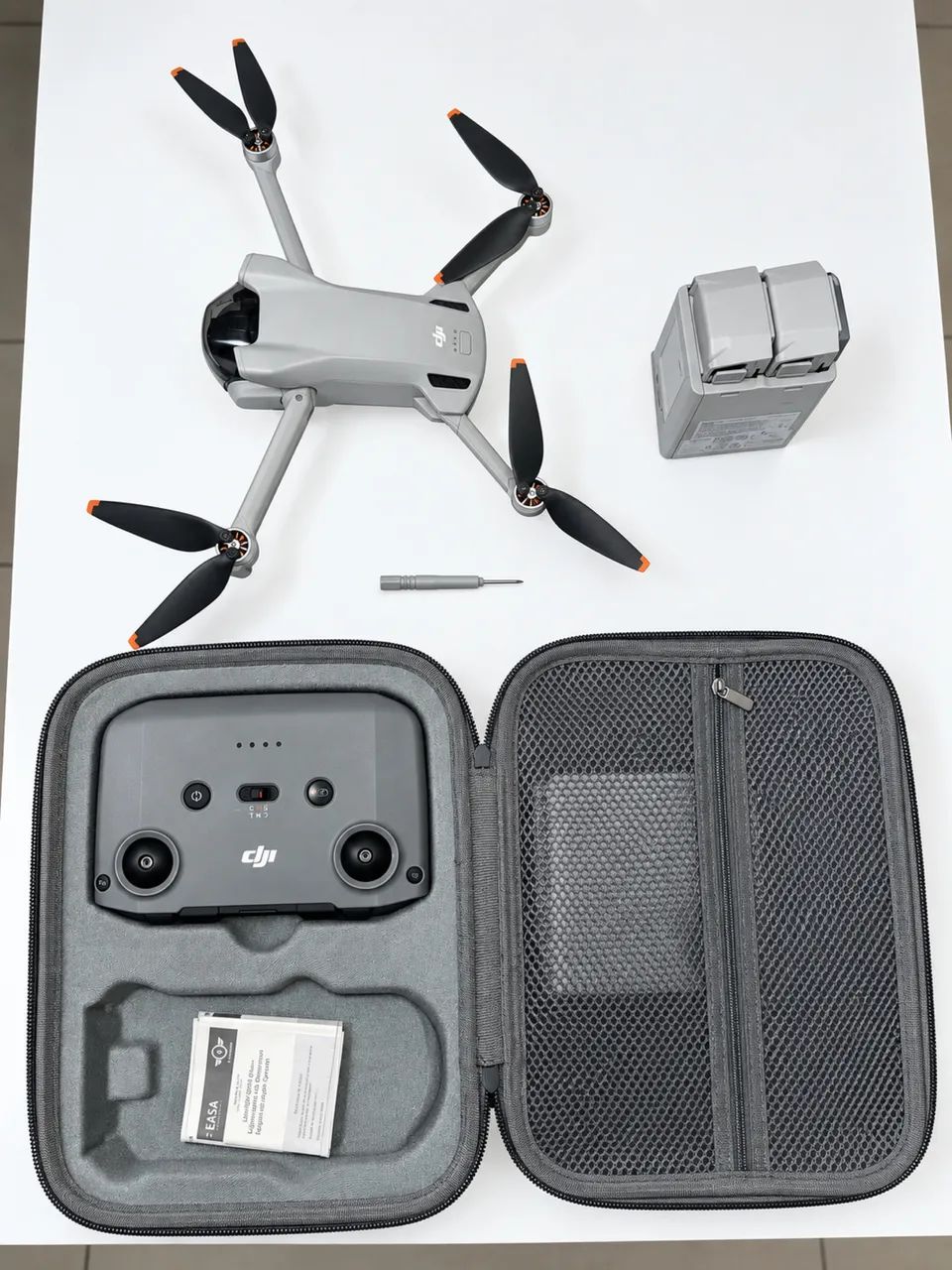Drone DJI Mini 3 - 2 Baterias e Hub Carregamento