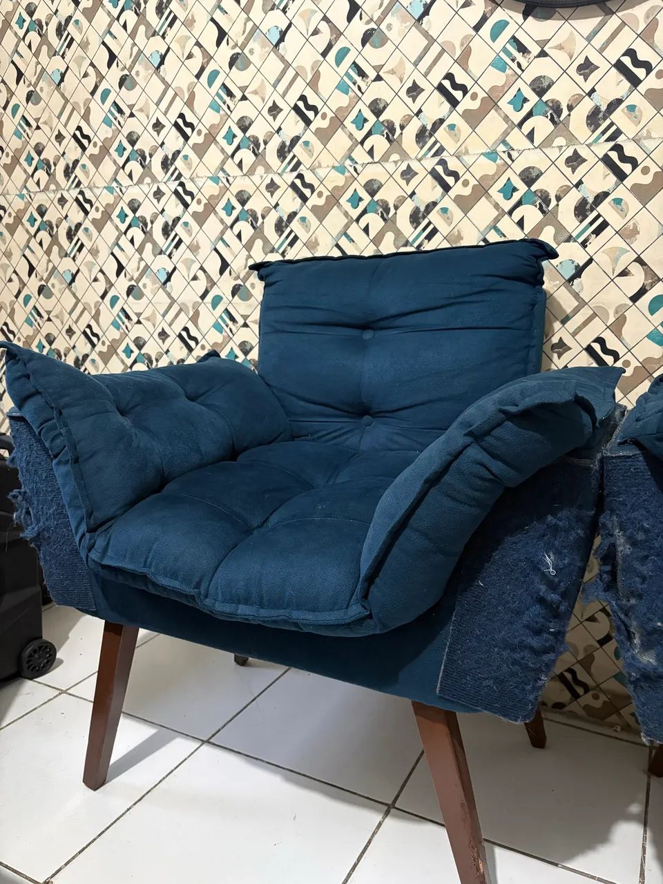 Par de Poltronas Decorativas Azul-Marinho com Pés de Madeira - Foto 2