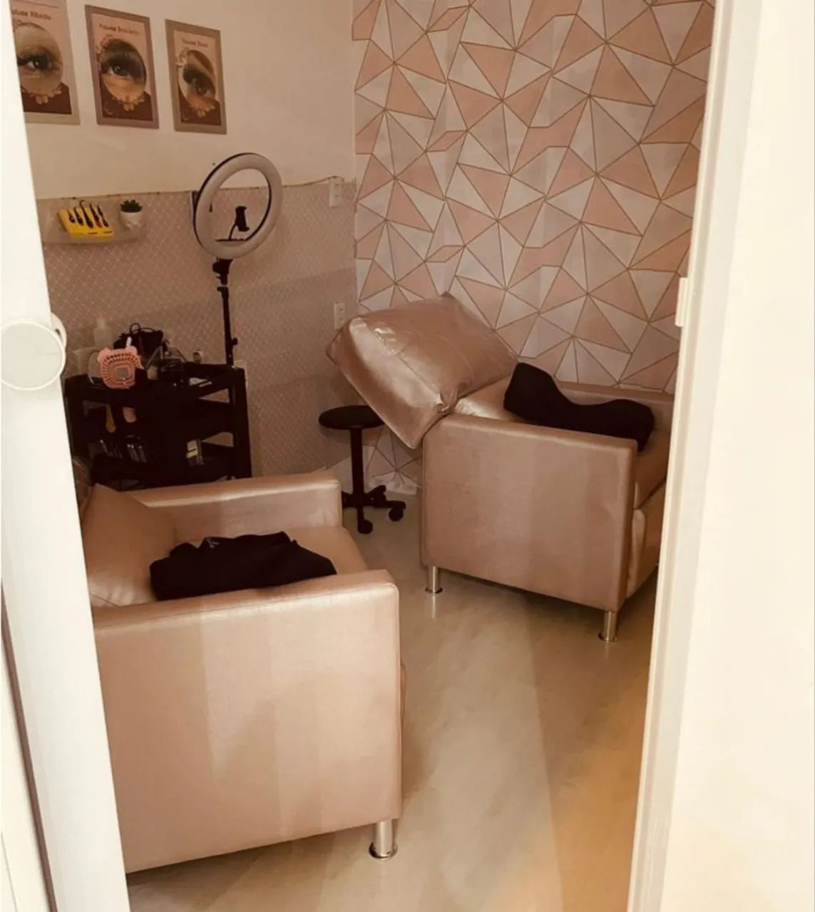 Espaço com Poltrona para Profissionais da Beleza - Cílios e Estética
