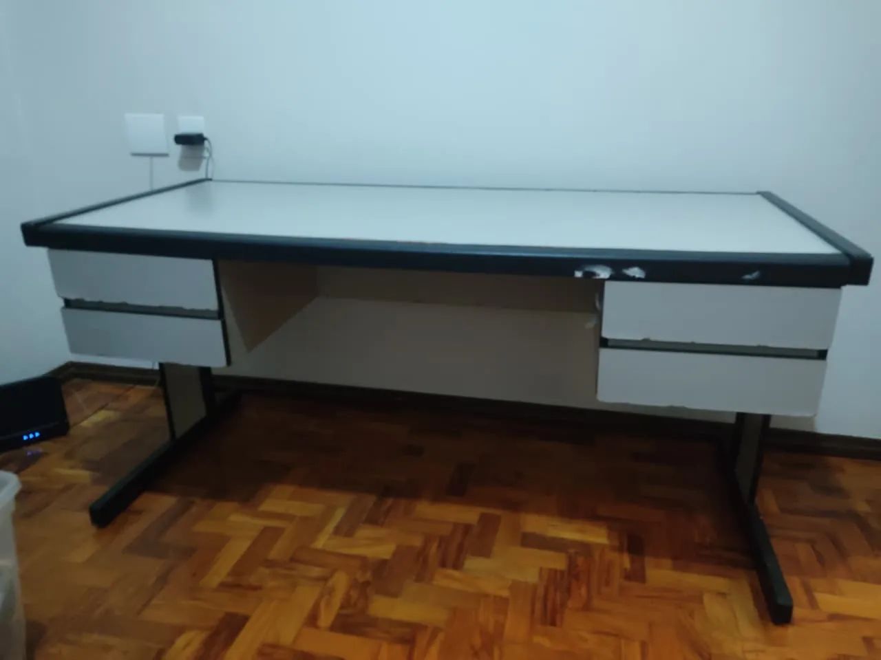 VENDO MESA DE ESCRITÓRIO COM 4 GAVETAS - Foto 4