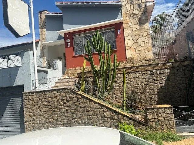 CASA ASSOBRADADA COM 6 SALAS - VERGUEIRO