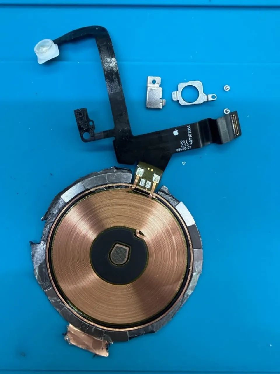 FLASH, CARREGADOR POR INDUÇÃO, BLINDAGEM E MICROFONE IPHONE 16 PRO MAX - ORIGINAL RETIRADA