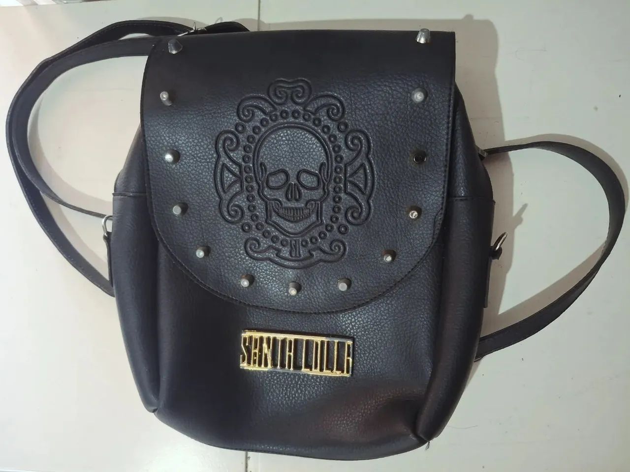 Mochila de caveira couro sintético com spikes medio