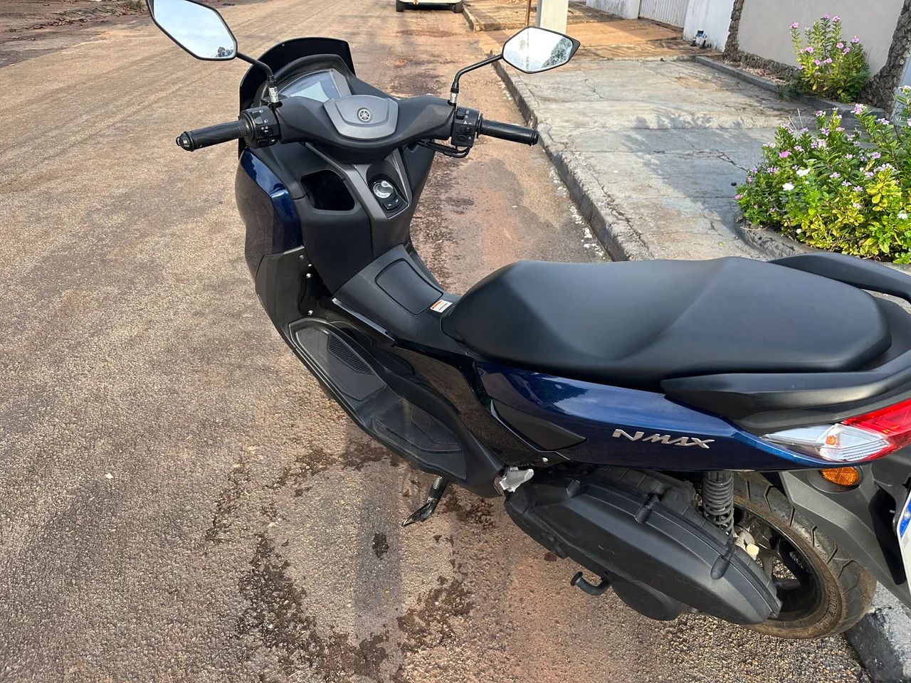 Nmax bem cuidada e pouco usada