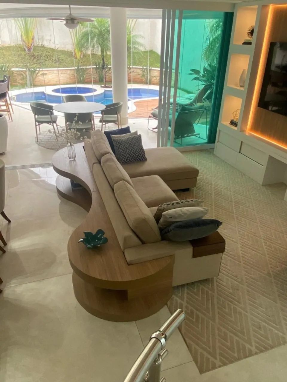 Sofá 3m Suede com Chaise + Aparador Madeira Sob Medida - Foto 5