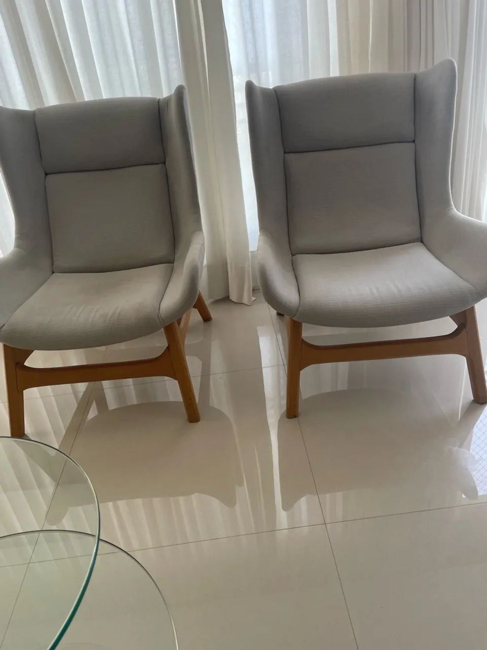Cadeiras com designer moderno.