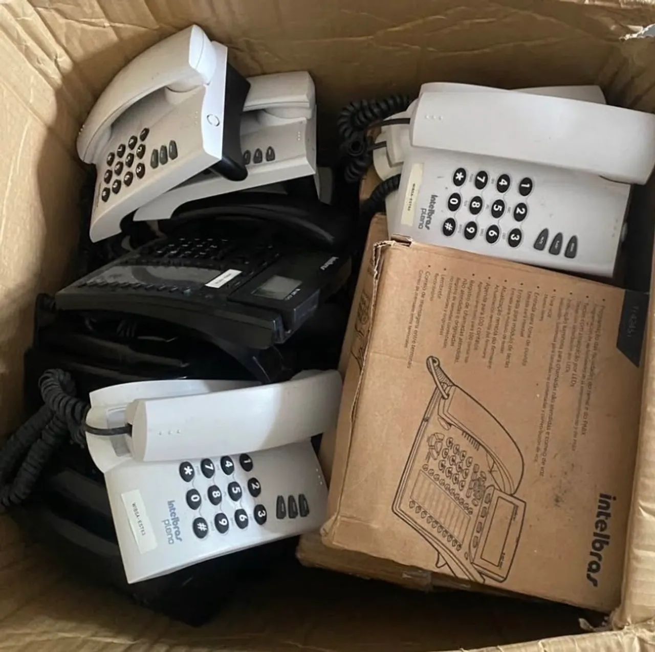 Caixa com vários telefones 