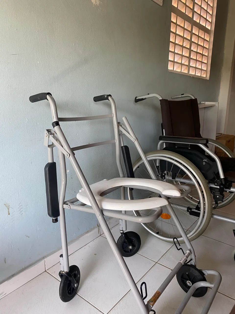Cadeira de rodas e banho - Foto 2
