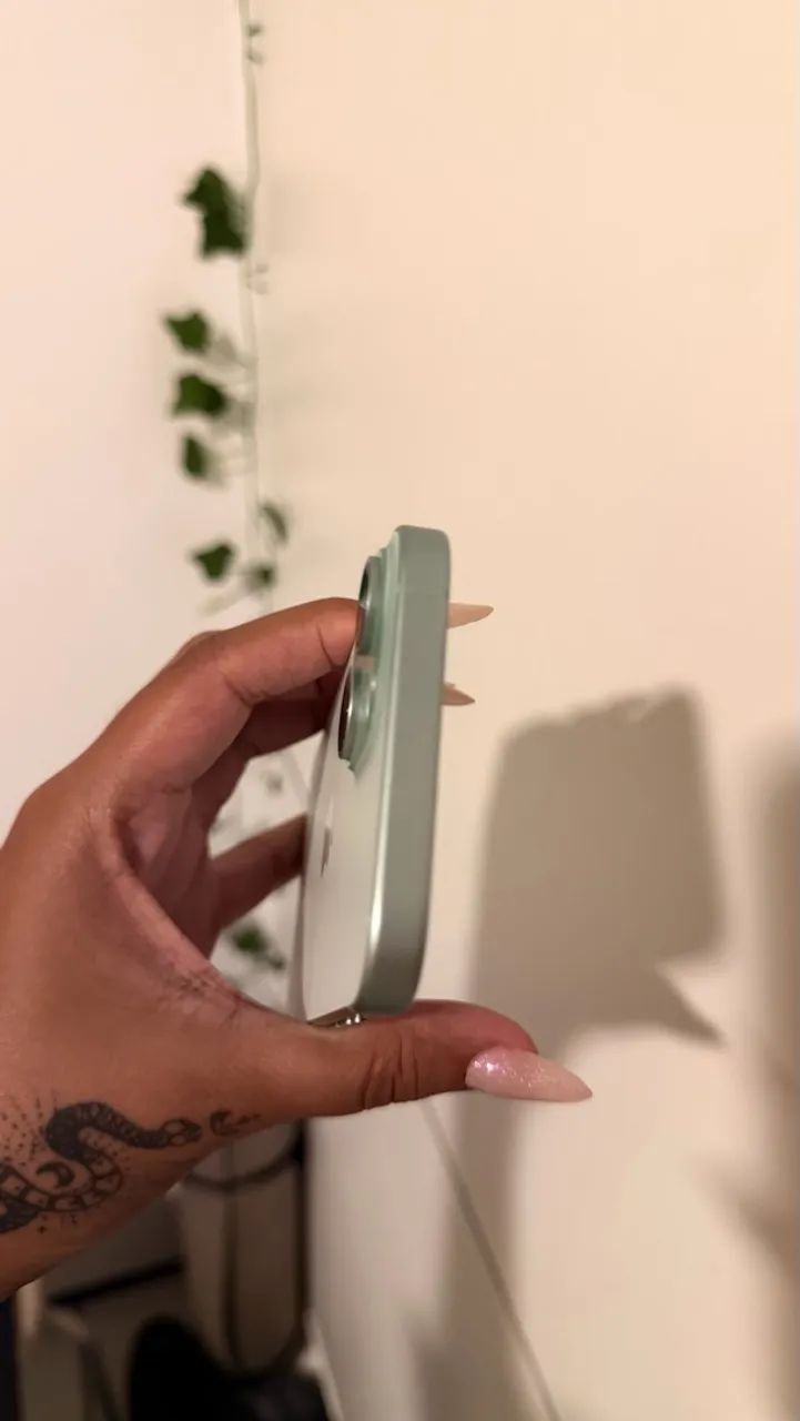 iPhone 15 verde  - Foto 4