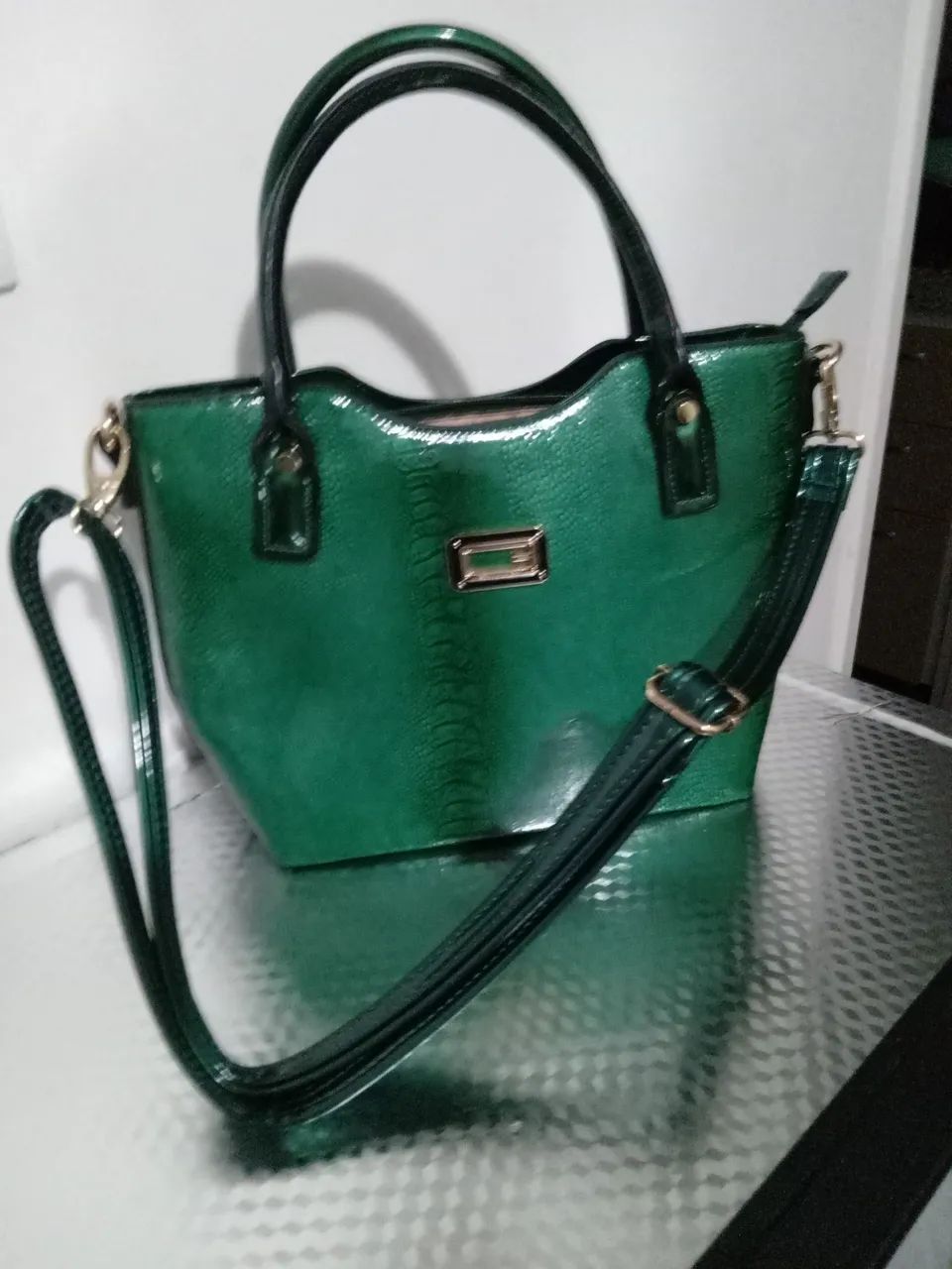 Bolsa verde de mão  e ombro 