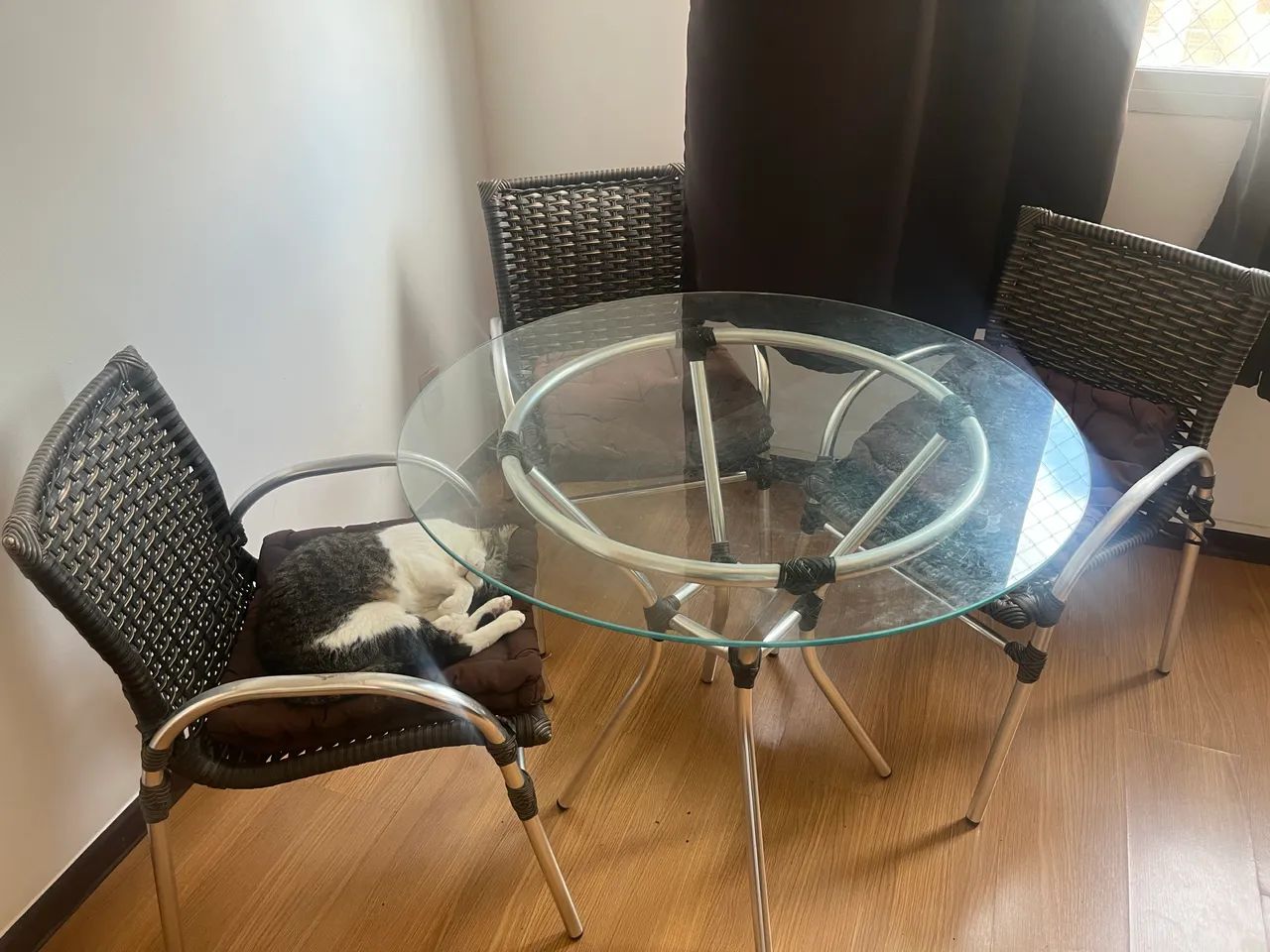 Mesa de vidro com 3 cadeiras