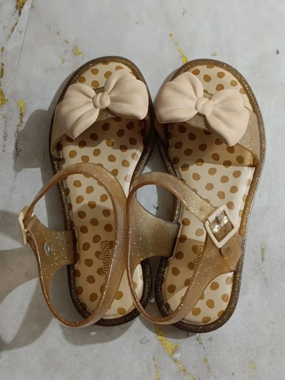 Mini Melissa dourada com glitter e laço. N °30
