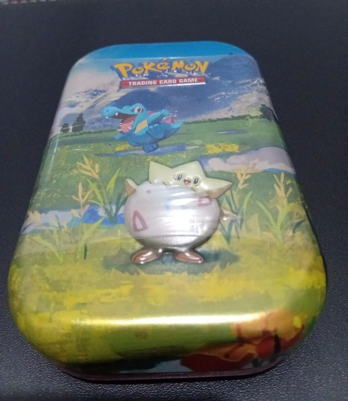 Lata Pokémon (Mini tin) em inglês - Contém 2 boosters Ascended