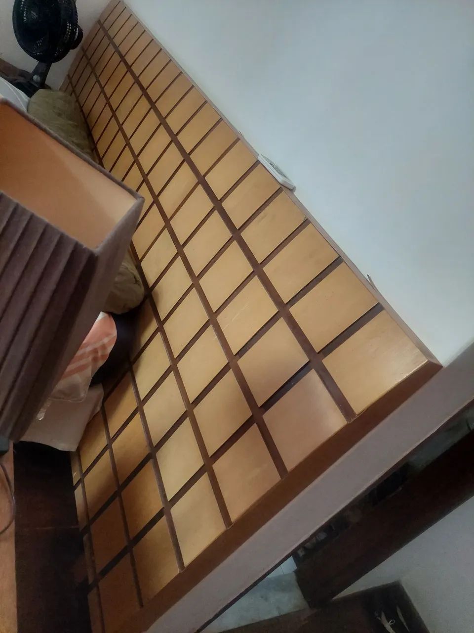 Vendo cabiceira  de cama   em madeira  mede 2.80 de comprimento  - Foto 3