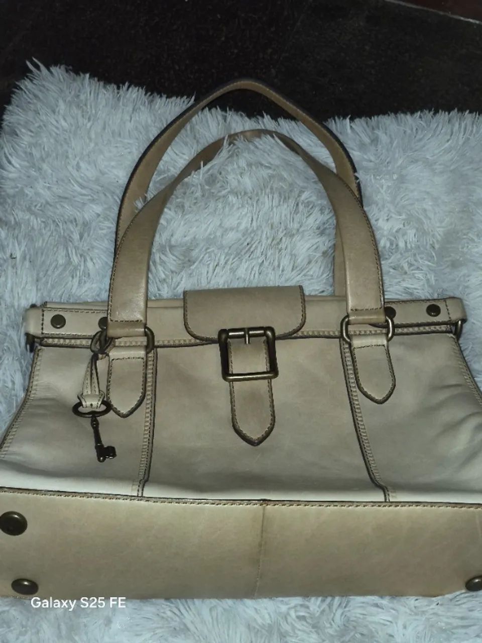 bolsa branca e dourada