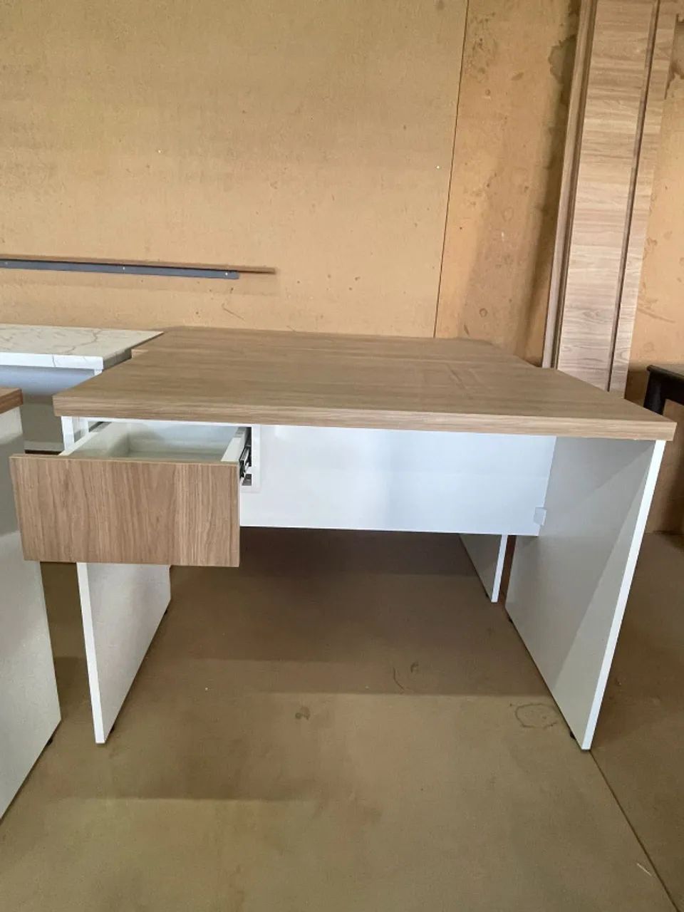 Mesa de escritório com gaveta em MDF Branco com amadeirado- Parcelo cartão - Foto 2