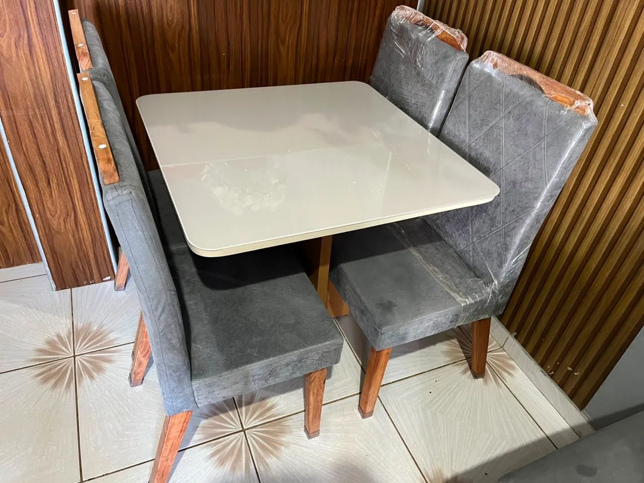 Mesa de jantar 4 cadeiras nova 