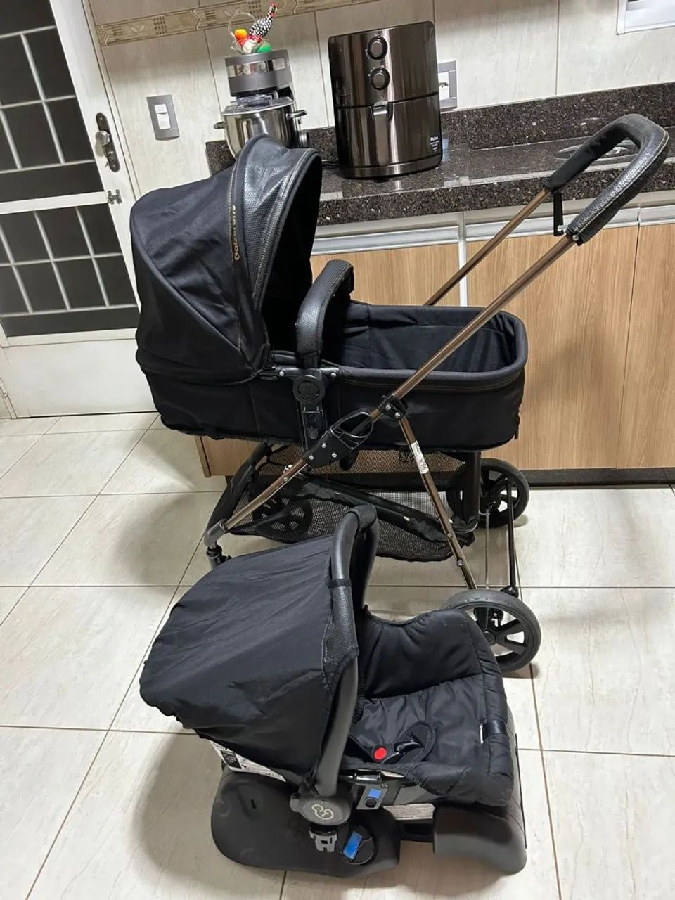 Carrinho de bebê Moisés com bebê conforto e base veícular 