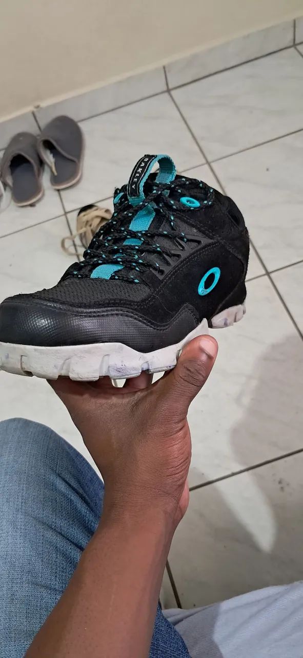 Tênis Adidas bounce e oakley cada por 150 reais