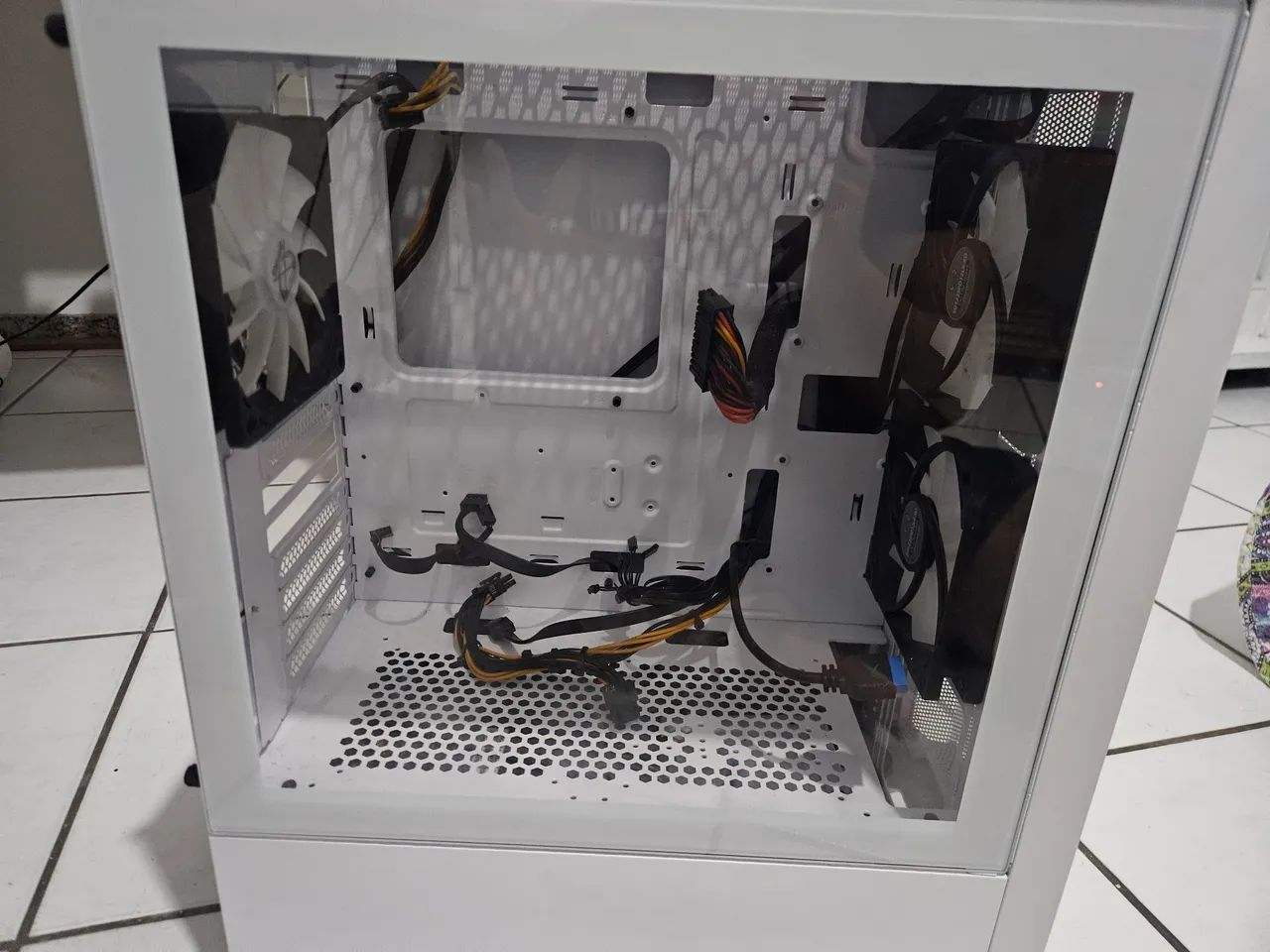 Gabinete gamer com fonte e 3 ventoinhas - Foto 2