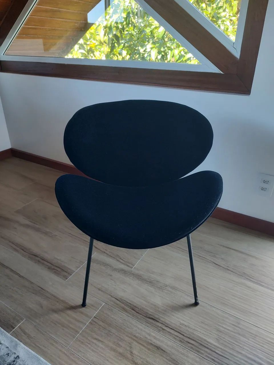 Duas Poltronas Swan pretas com 4 pés de alumínio. - Foto 2