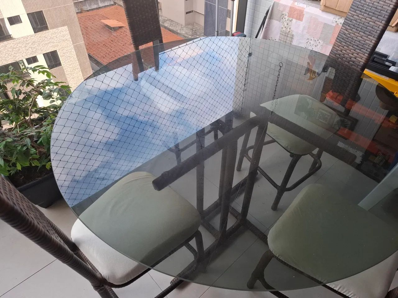Vendo mesa e 4 cadeiras  - Foto 2