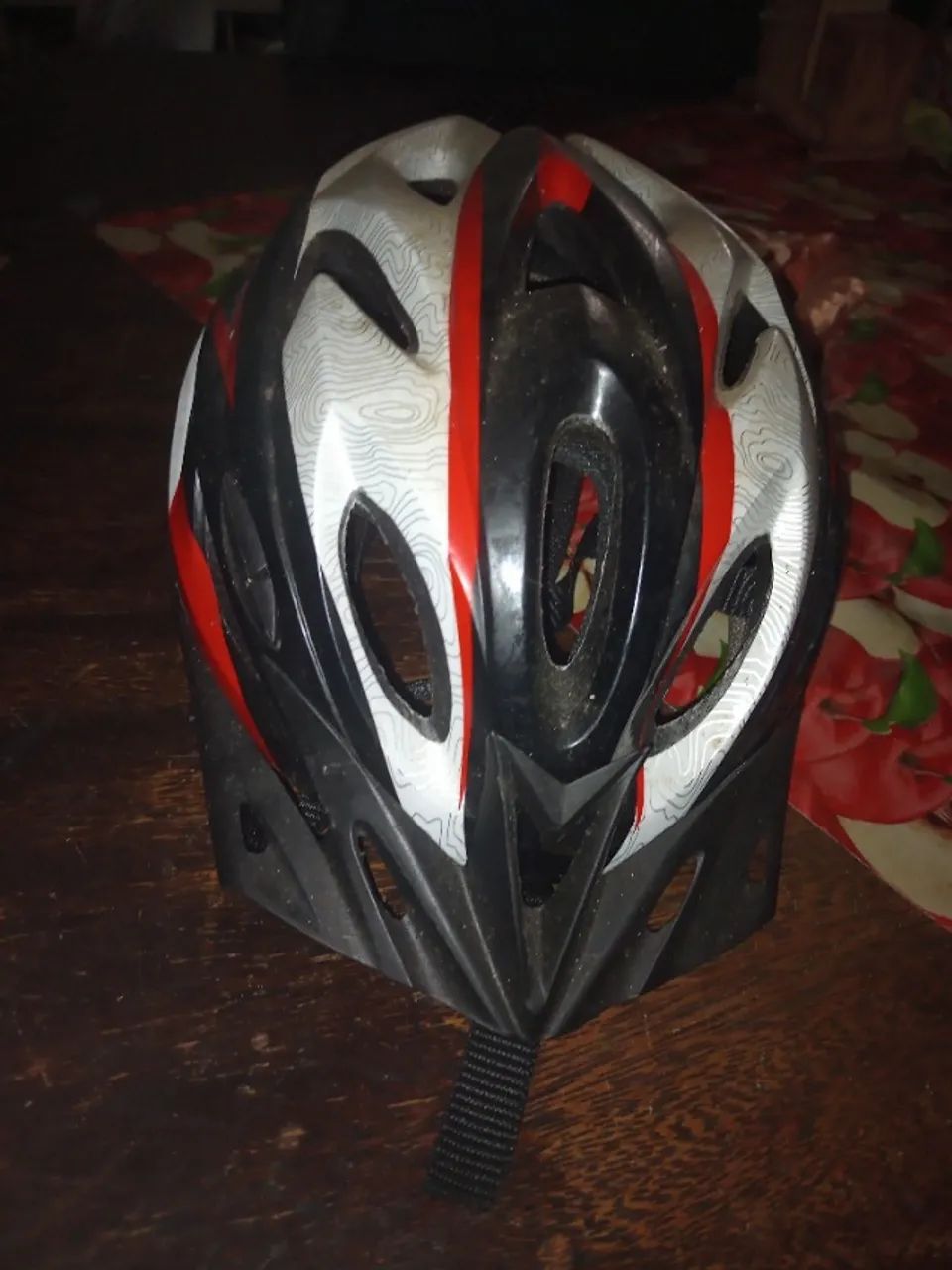 Capacete  ciclismo preto branco e vermelho com padrão tipografico - Foto 2