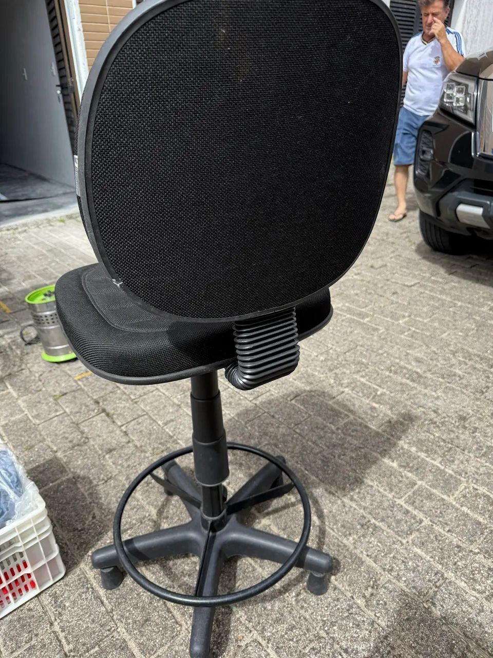 Cadeira  giratória alta semi nova 