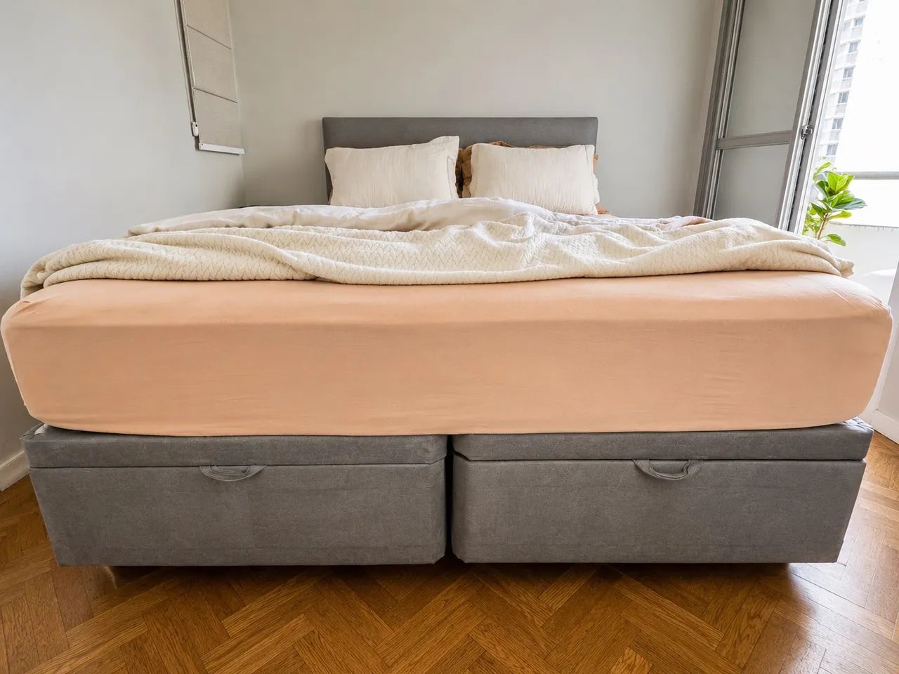 Cama Queen com Cabeceira Estofada e Baú Bipartido