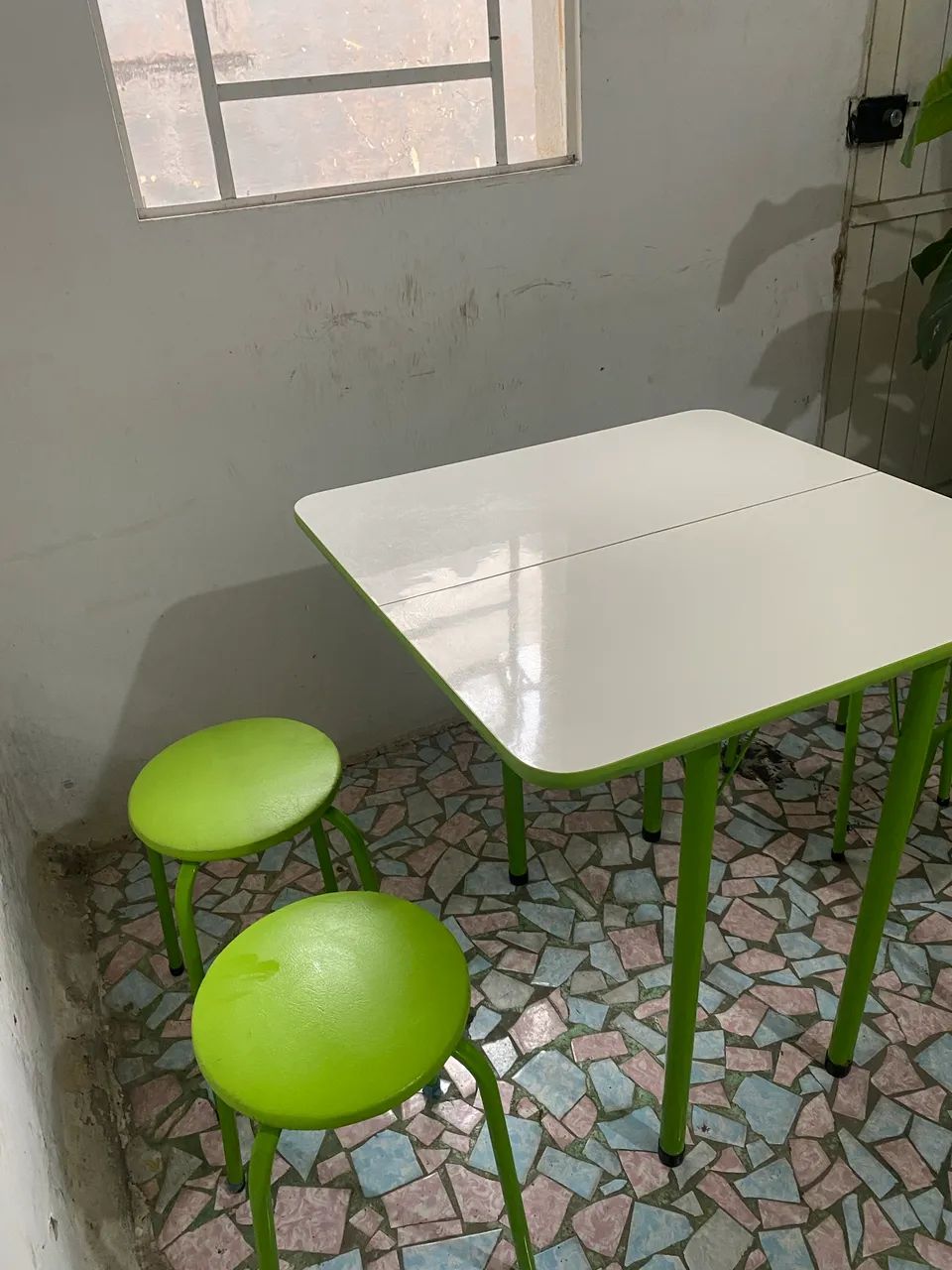 Conjunto Mesa Dobrável + 4 Bancos Verde e Branco - Foto 2