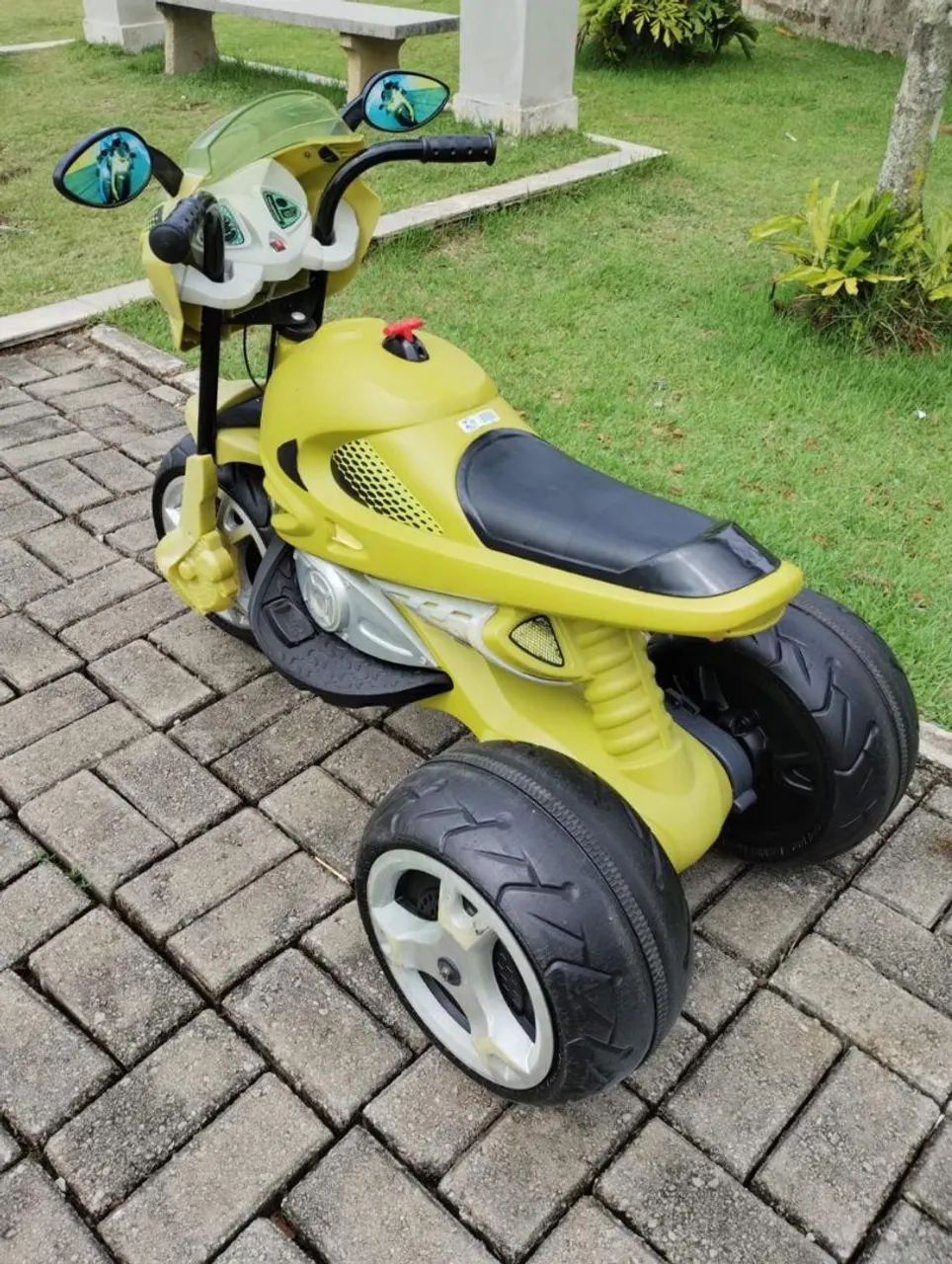 Moto eletrônica infantil 