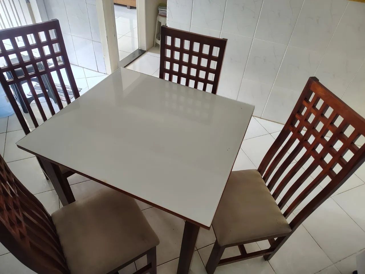 Mesa com 4 cadeiras e armário 
