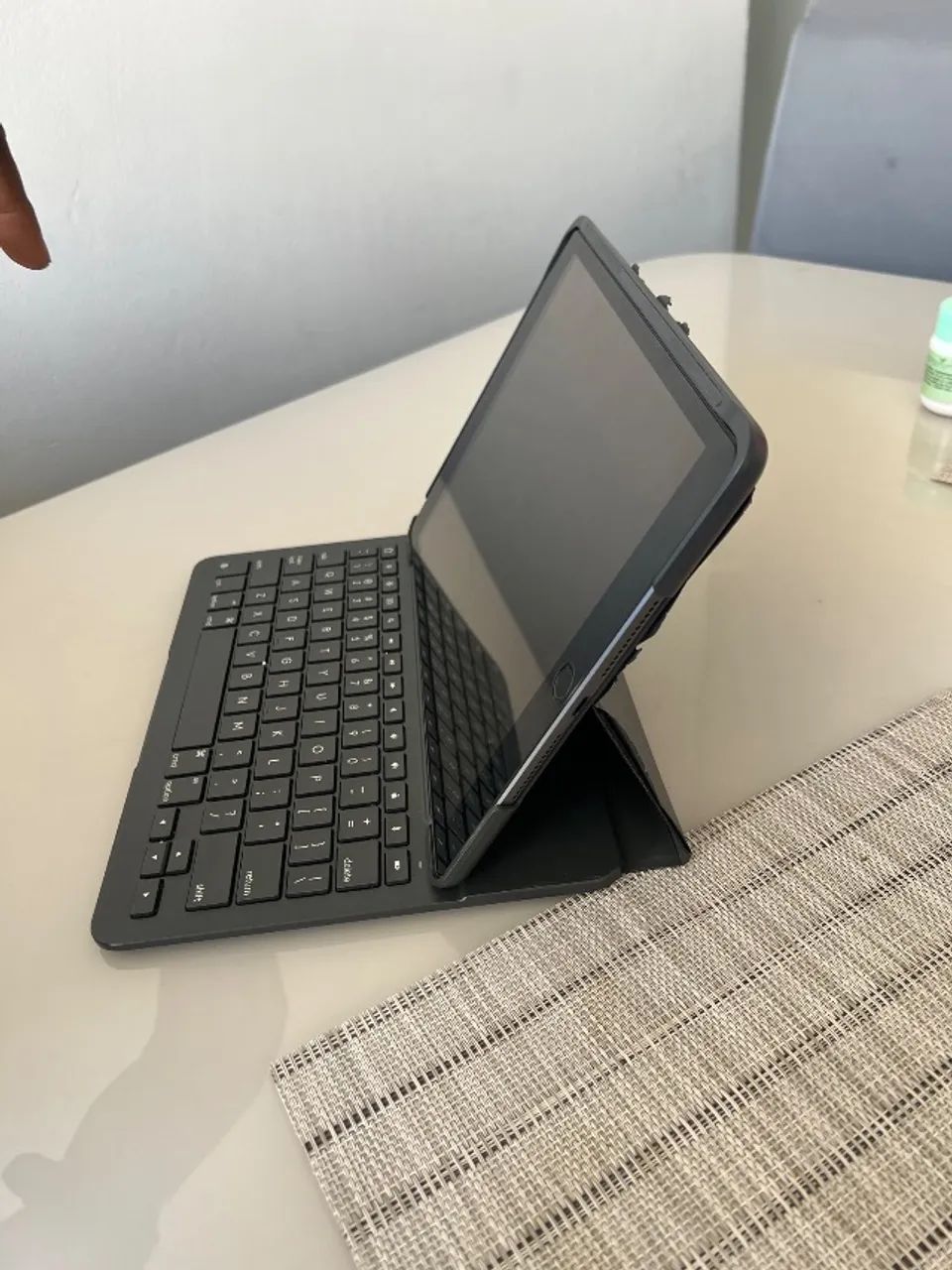 Vendo iPad geração 8, 32gb com capa com teclado e ipencil  - Foto 3