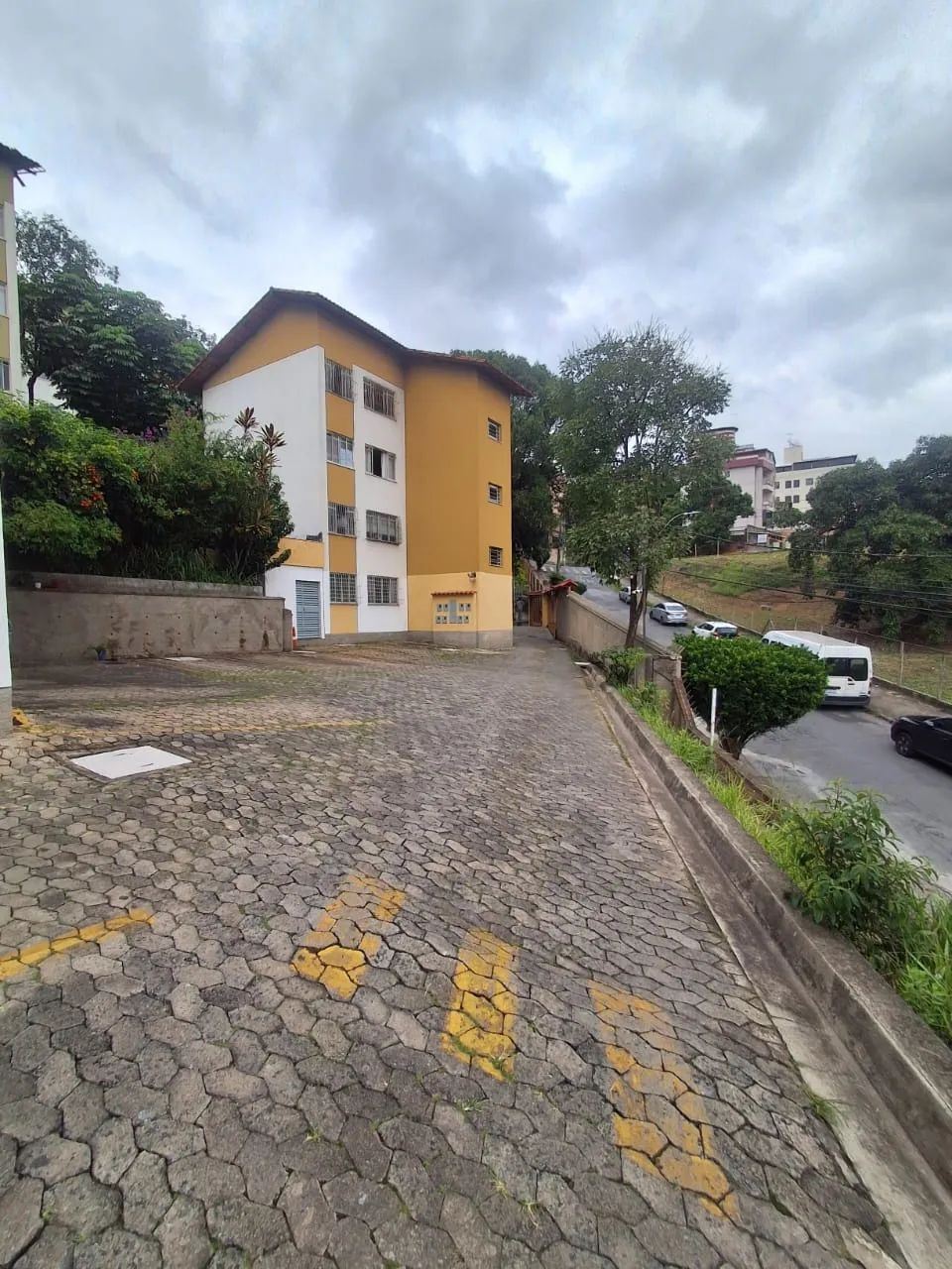 2 Quartos com Armários - Excelente Localização
