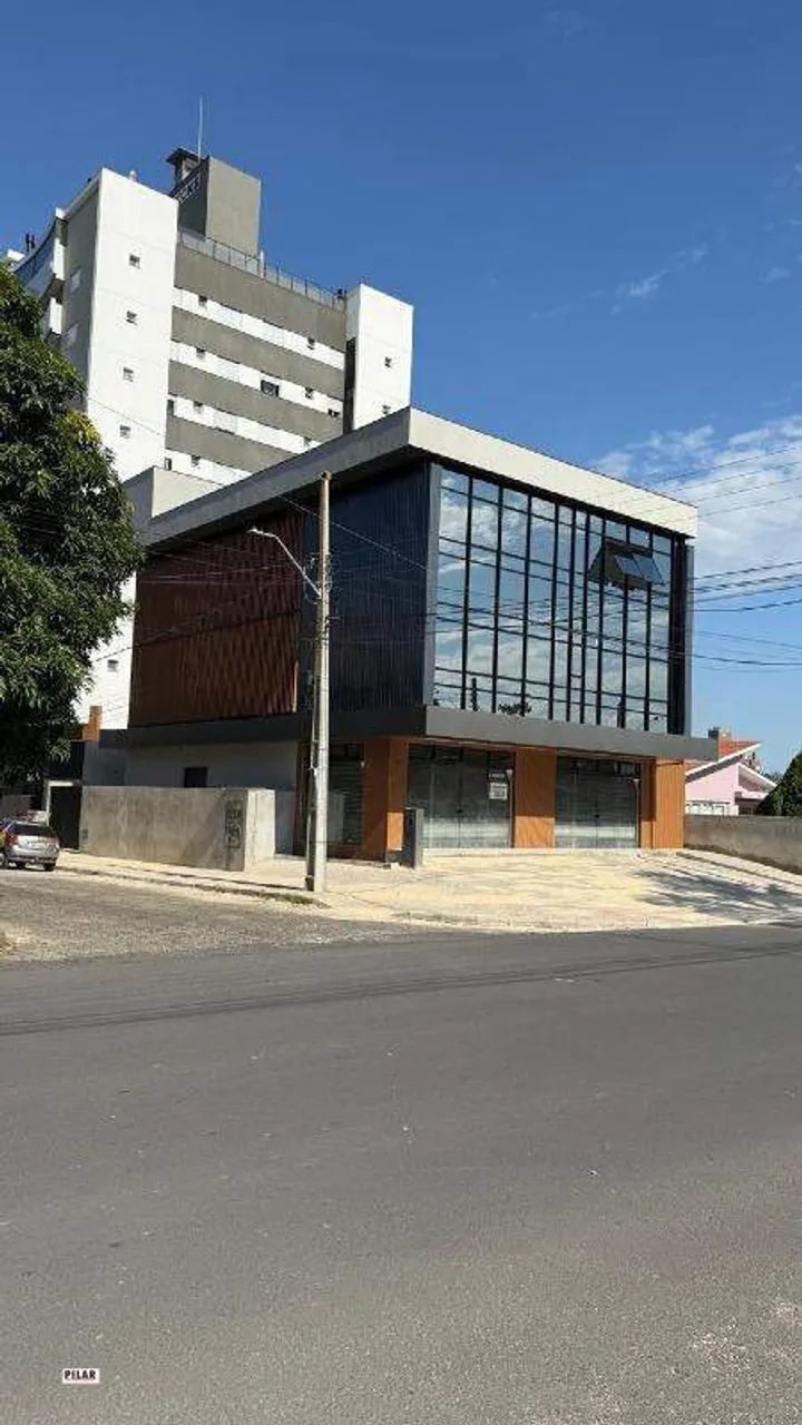 Prédio comercial com 03 andares e elevador