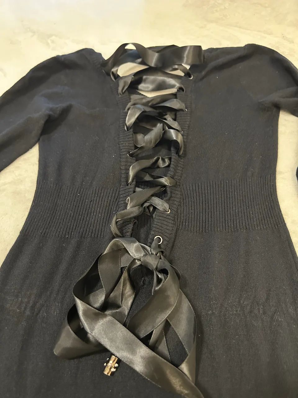 Vestido "Black Elegance" em Malha manga longa - Detalhe de Luxo nas Costas - TAM M  NOVO - Foto 4
