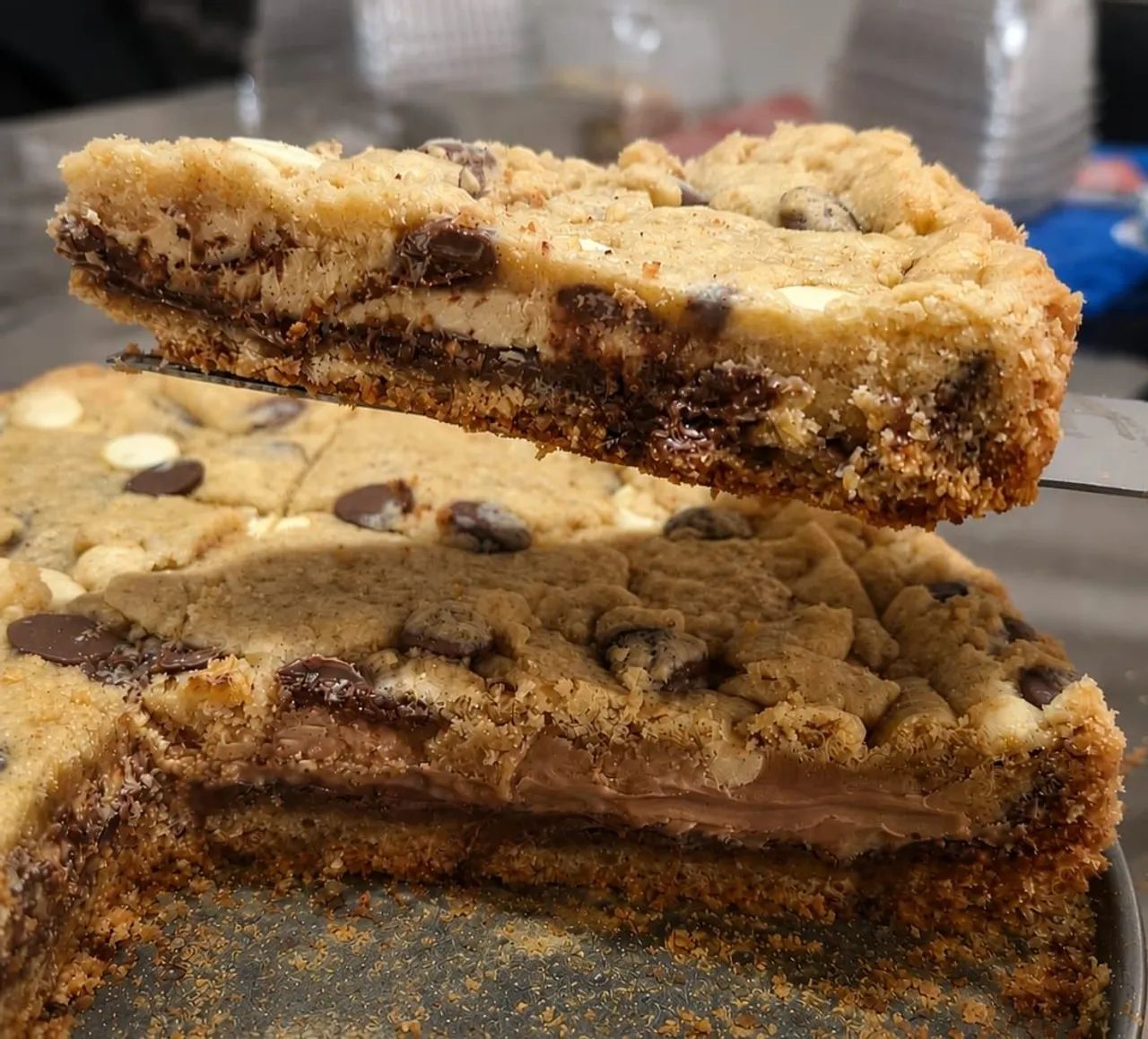 Fatia torta cookie de Kinder Bueno com Nutella