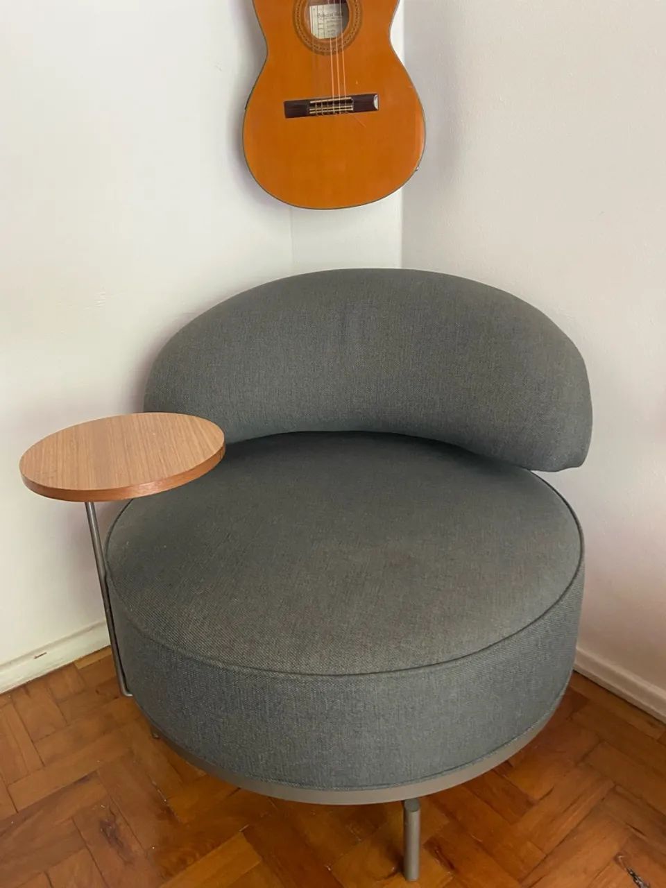 Poltrona Giratória com mesa de apoio - Foto 5