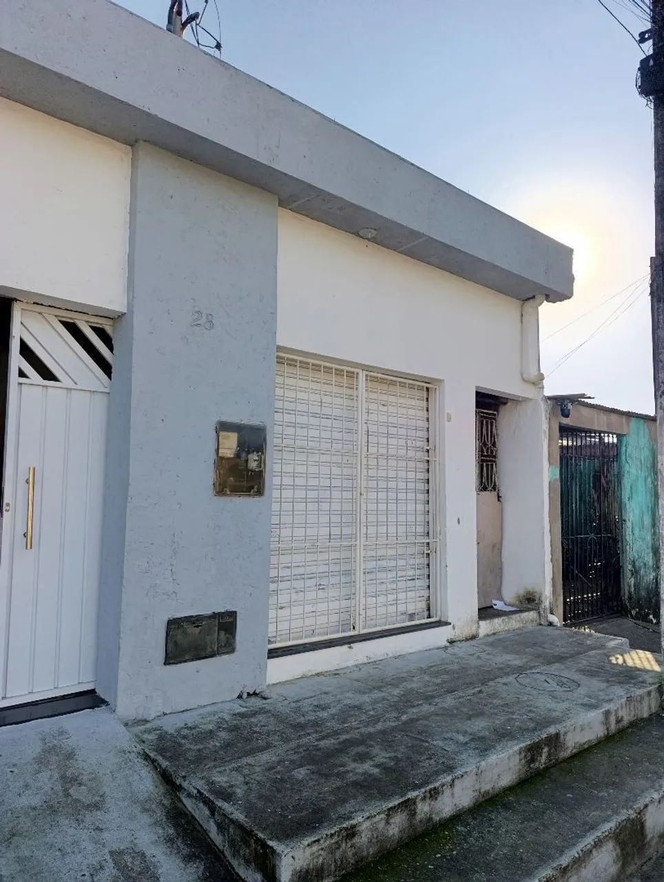 Portão de loja comercial e grade de ferro toda em perfeito estado.