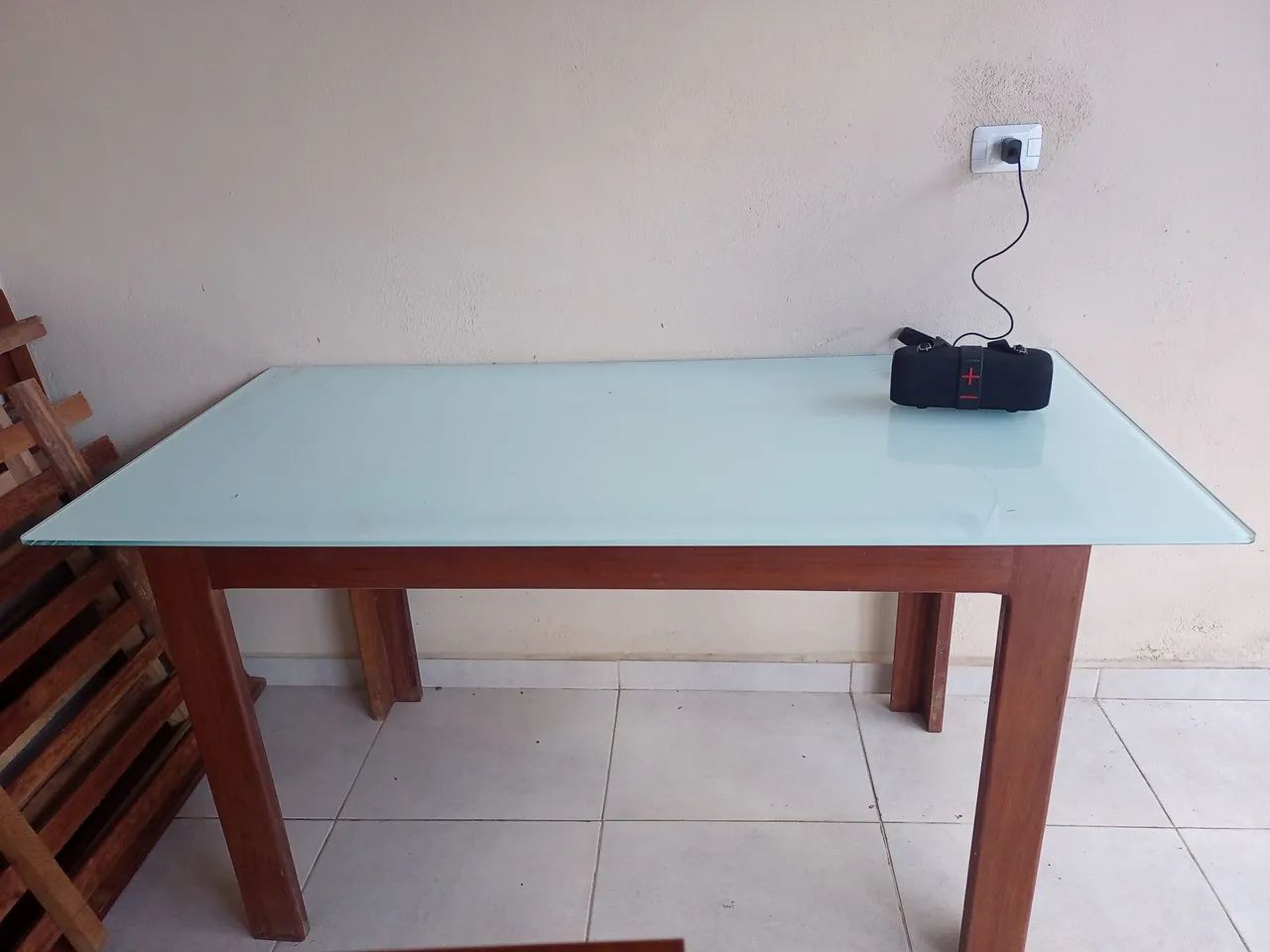 Mesa de vidro lugar para seis cadeiras base de madeira de lei