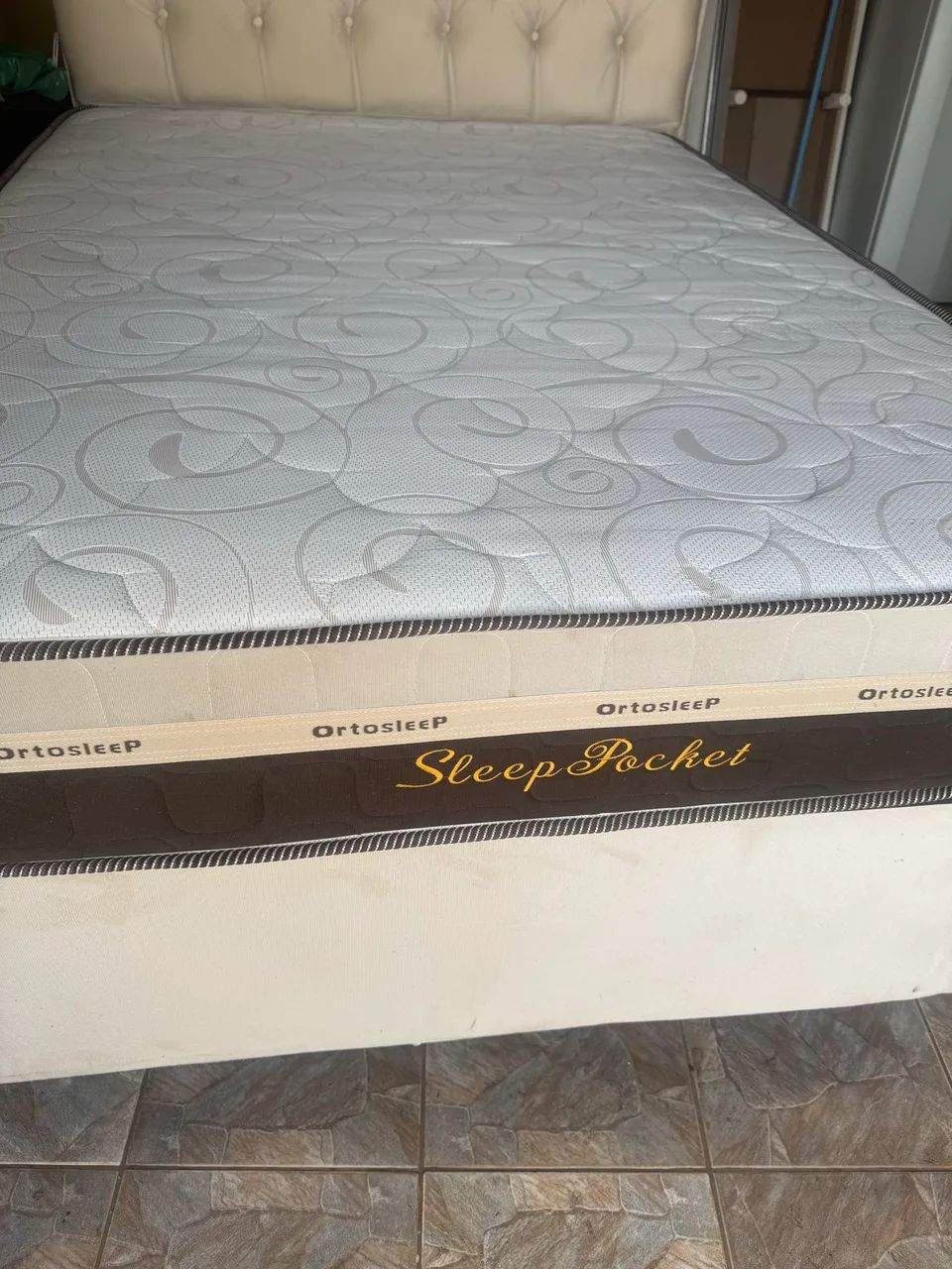 Cama casal com cabeceira 