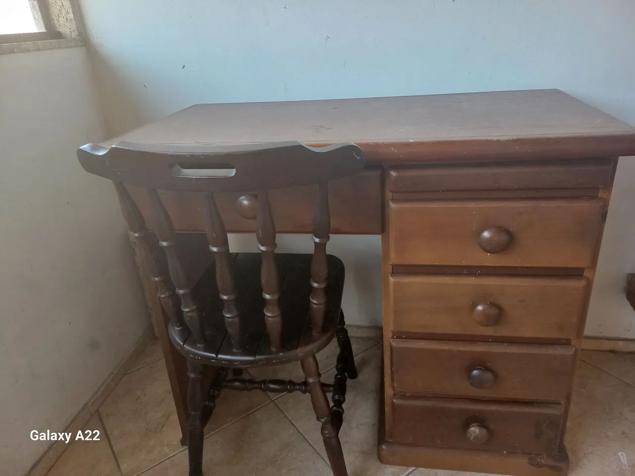 Escrivaninha em Madeira com 5 gavetas e cadeira - Foto 3